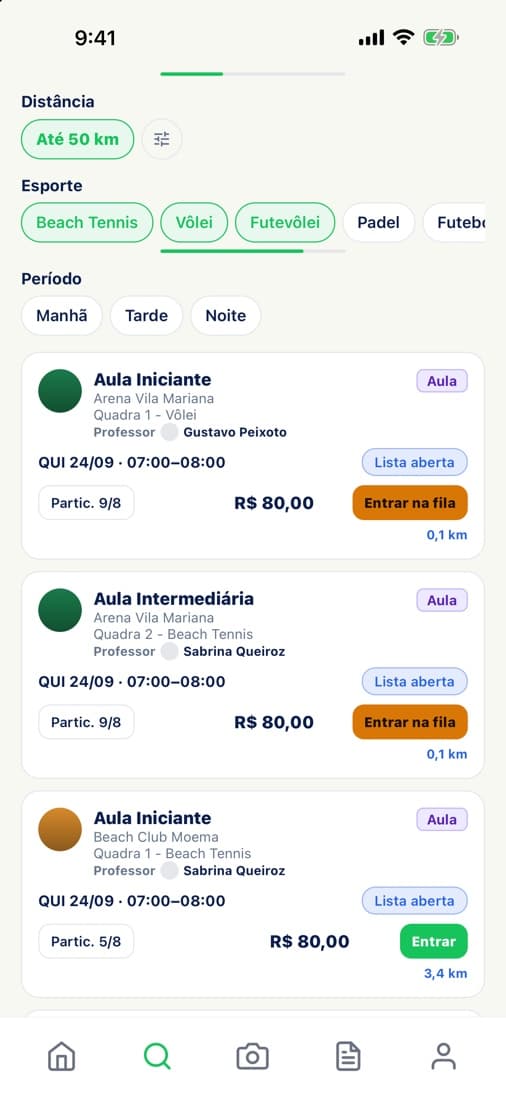 Busca do app com beach tennis, vôlei e futevôlei marcados e aulas de clubes diferentes encontradas.